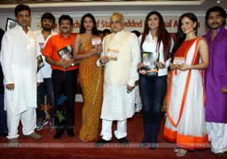 Elli Avrram feet photo thumbnail