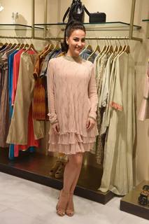 Elli Avrram feet photo thumbnail