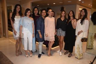 Elli Avrram feet photo thumbnail