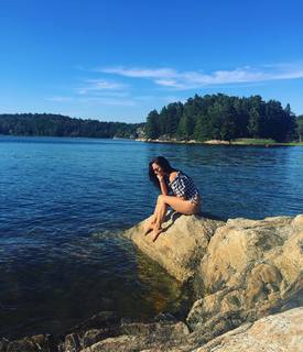 Elli Avrram feet photo thumbnail