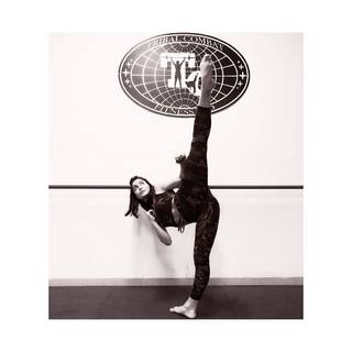 Elli Avrram feet photo thumbnail