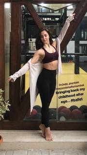 Elli Avrram feet photo thumbnail