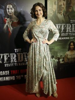Elli Avrram feet photo thumbnail