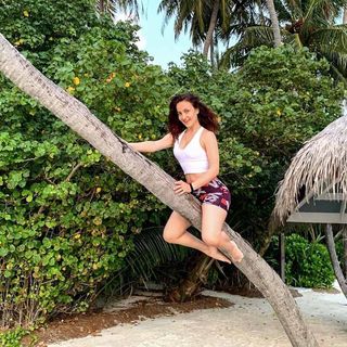 Elli Avrram feet photo thumbnail