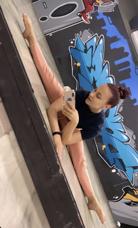 Elli Avrram feet photo thumbnail