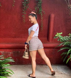 Elli Avrram feet photo thumbnail