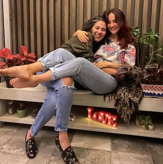 Elli Avrram feet photo thumbnail