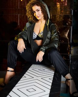Elli Avrram feet photo thumbnail