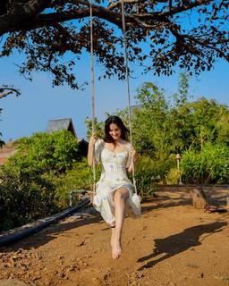 Elli Avrram feet photo thumbnail