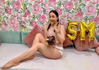 Elli Avrram feet photo thumbnail