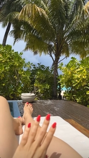 Elli Avrram feet photo thumbnail