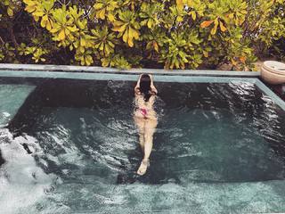 Elli Avrram feet photo thumbnail