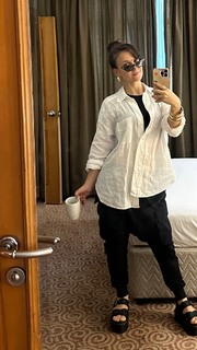 Elli Avrram feet photo thumbnail