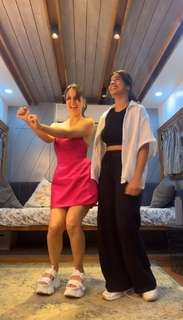 Elli Avrram feet photo thumbnail