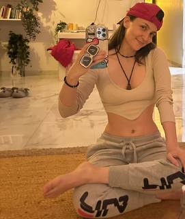 Elli Avrram feet photo thumbnail