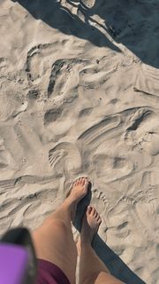 Elli Avrram feet photo thumbnail