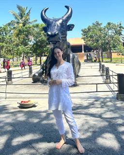 Elli Avrram feet photo thumbnail
