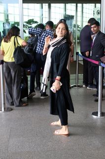 Elli Avrram feet photo thumbnail