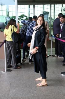 Elli Avrram feet photo thumbnail
