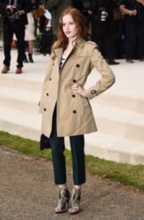 Ellie Bamber feet photo thumbnail