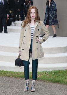 Ellie Bamber feet photo thumbnail