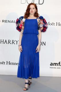 Ellie Bamber feet photo thumbnail