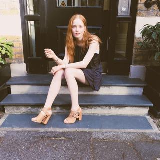 Ellie Bamber feet photo thumbnail