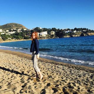 Ellie Bamber feet photo thumbnail