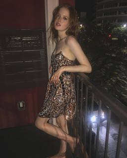 Ellie Bamber feet photo thumbnail
