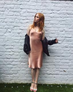 Ellie Bamber feet photo thumbnail