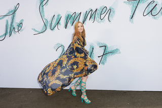 Ellie Bamber feet photo thumbnail