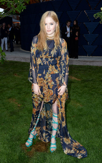 Ellie Bamber feet photo thumbnail