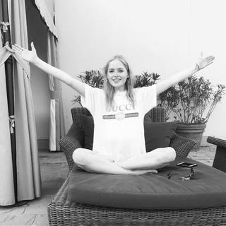 Ellie Bamber feet photo thumbnail