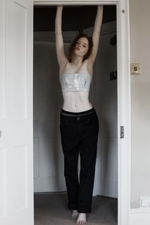 Ellie Bamber feet photo thumbnail