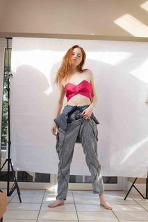 Ellie Bamber feet photo thumbnail