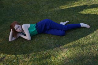 Ellie Bamber feet photo thumbnail