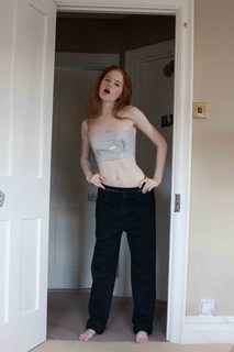 Ellie Bamber feet photo thumbnail