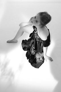 Ellie Bamber feet photo thumbnail