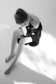 Ellie Bamber feet photo thumbnail