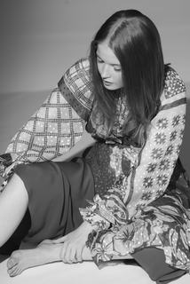 Ellie Bamber feet photo thumbnail