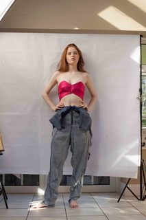 Ellie Bamber feet photo thumbnail