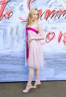 Ellie Bamber feet photo thumbnail