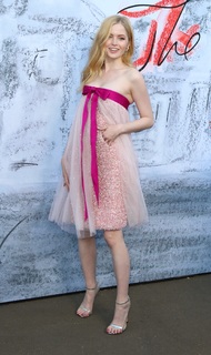 Ellie Bamber feet photo thumbnail