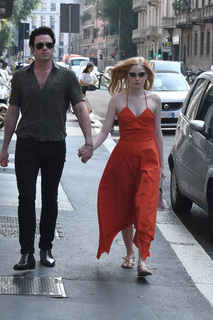 Ellie Bamber feet photo thumbnail