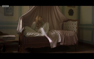 Ellie Bamber feet photo thumbnail