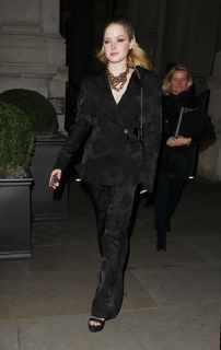 Ellie Bamber feet photo thumbnail