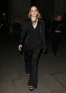 Ellie Bamber feet photo thumbnail