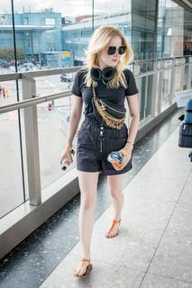 Ellie Bamber feet photo thumbnail