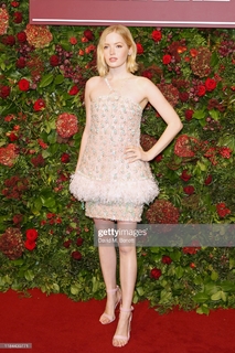 Ellie Bamber feet photo thumbnail