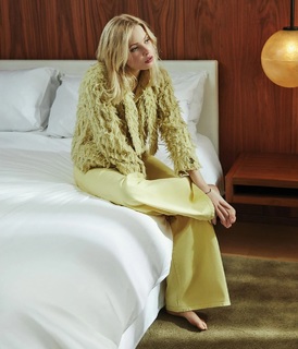 Ellie Bamber feet photo thumbnail